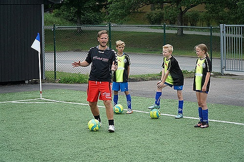 Fotboll 2000's Johan Nexborn instruerar fotboll hos Kållered SK